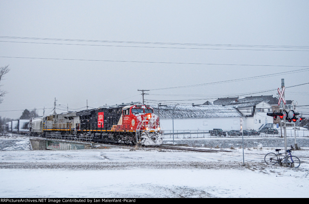 CN 3232 leads 402 at MP 124.55